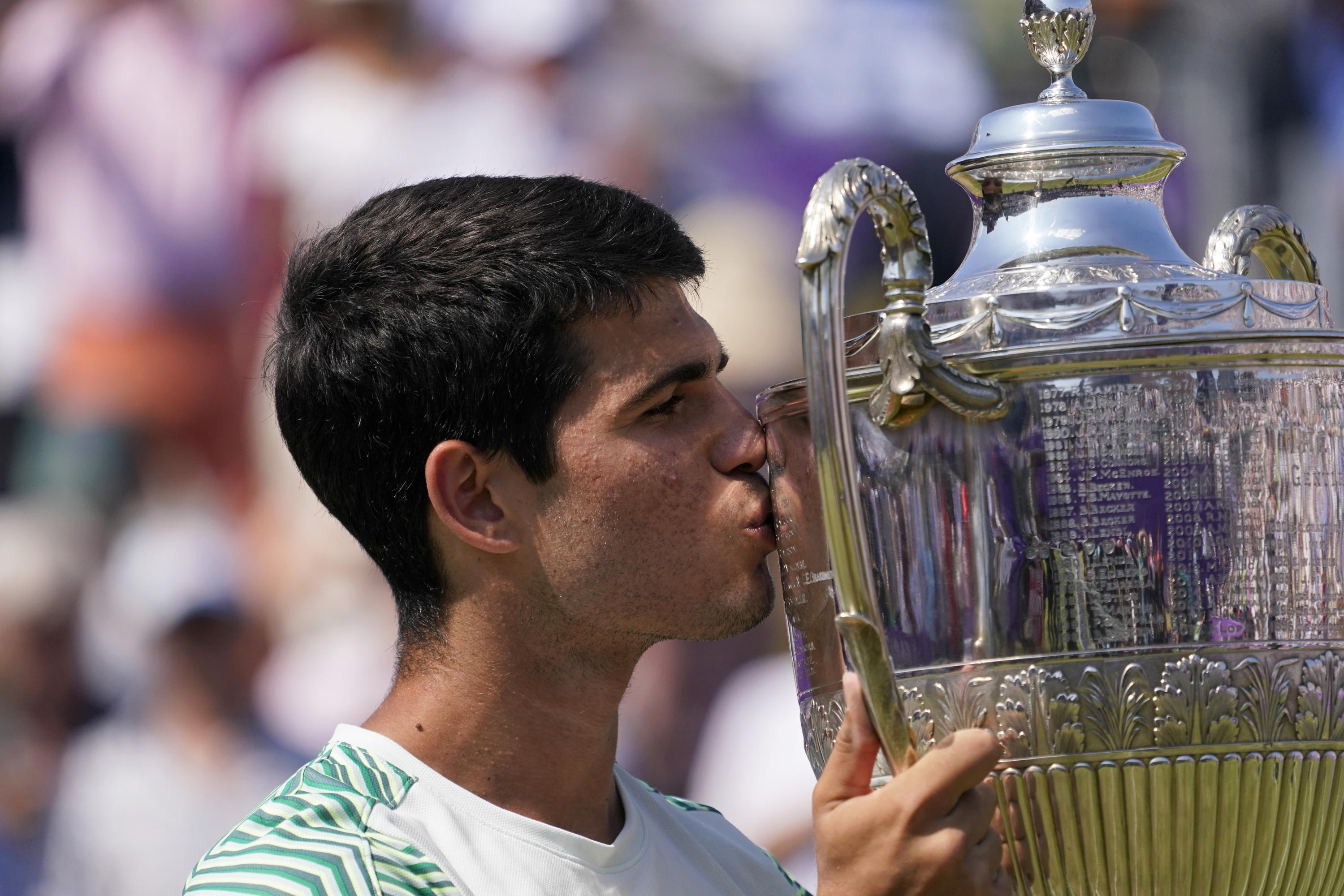 Karlos Alkaraz ljubi trofej kao kraljičin šampion