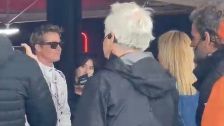 Rejčel Bruks snima scenu intervju Breda Pita u F1 olovci