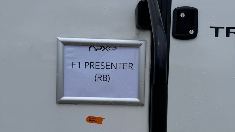 Prikolica Rachel Brookes na setu tokom snimanja F1: The Movie
