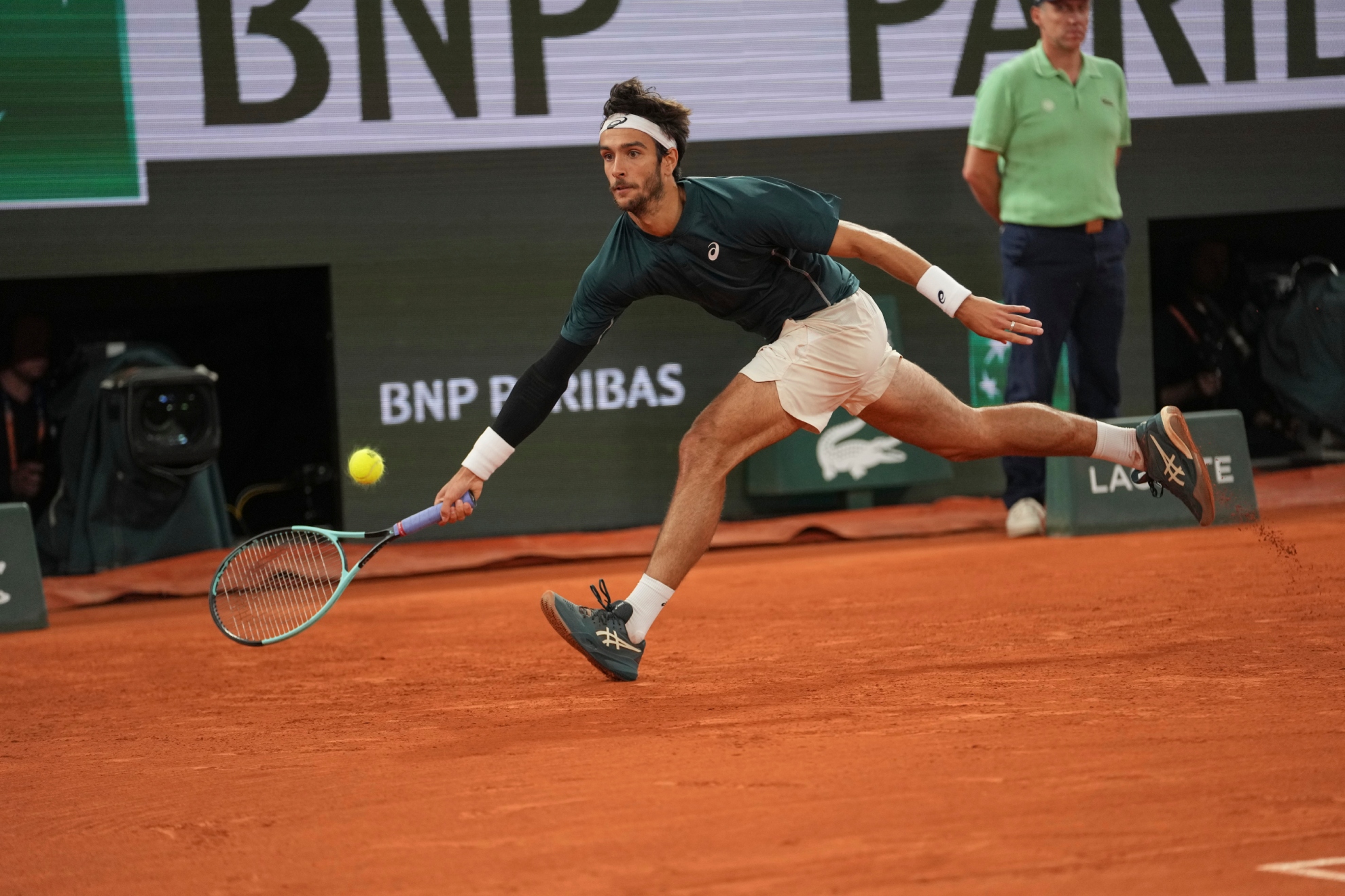 Musetti trči da dođe do lopte.