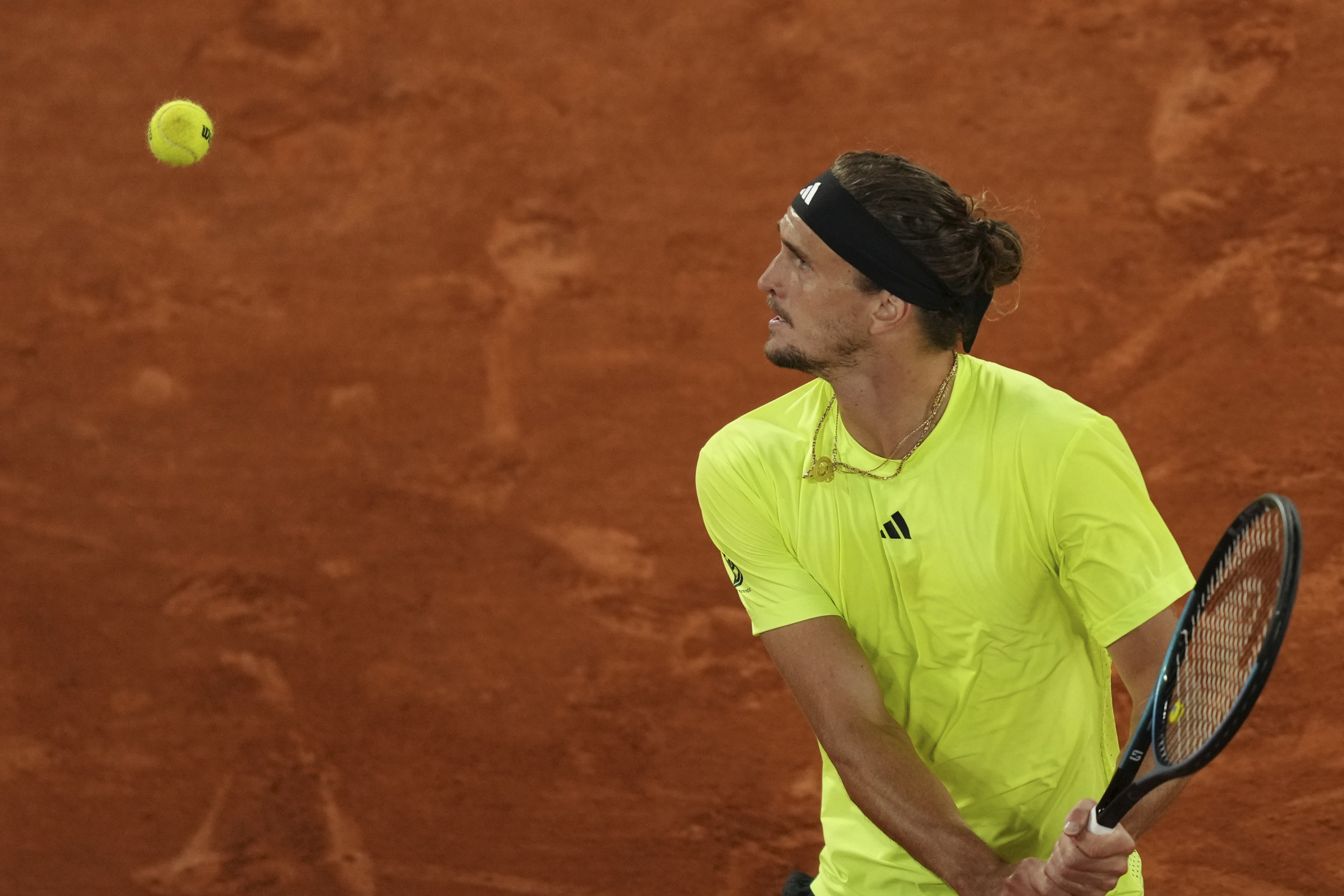 Zverev se sprema da udari loptu.