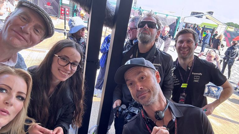 Rachel Brookes sa kolegama tokom snimanja filma F1: The Movie