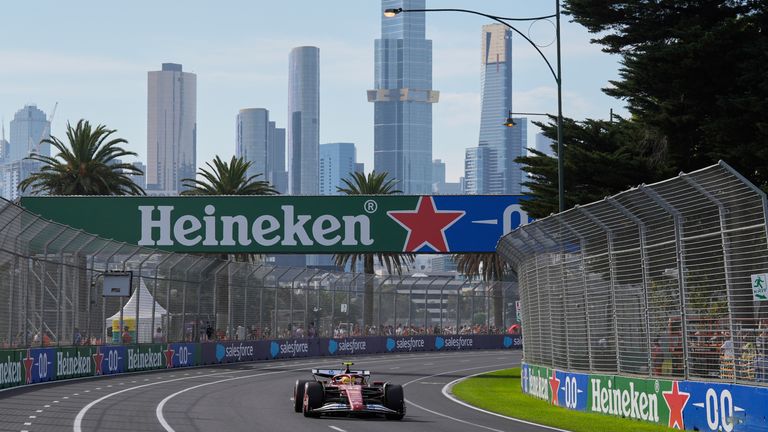 Vozač Ferarija Luis Hamilton iz Velike Britanije upravlja svojim automobilom tokom drugog treninga za Veliku nagradu Australije Formule 1 u Albert Parku, u Melburnu, Australija, petak, 14. marta 2025. godine. (AP Photo/Asanka Brendon Ratnayake)