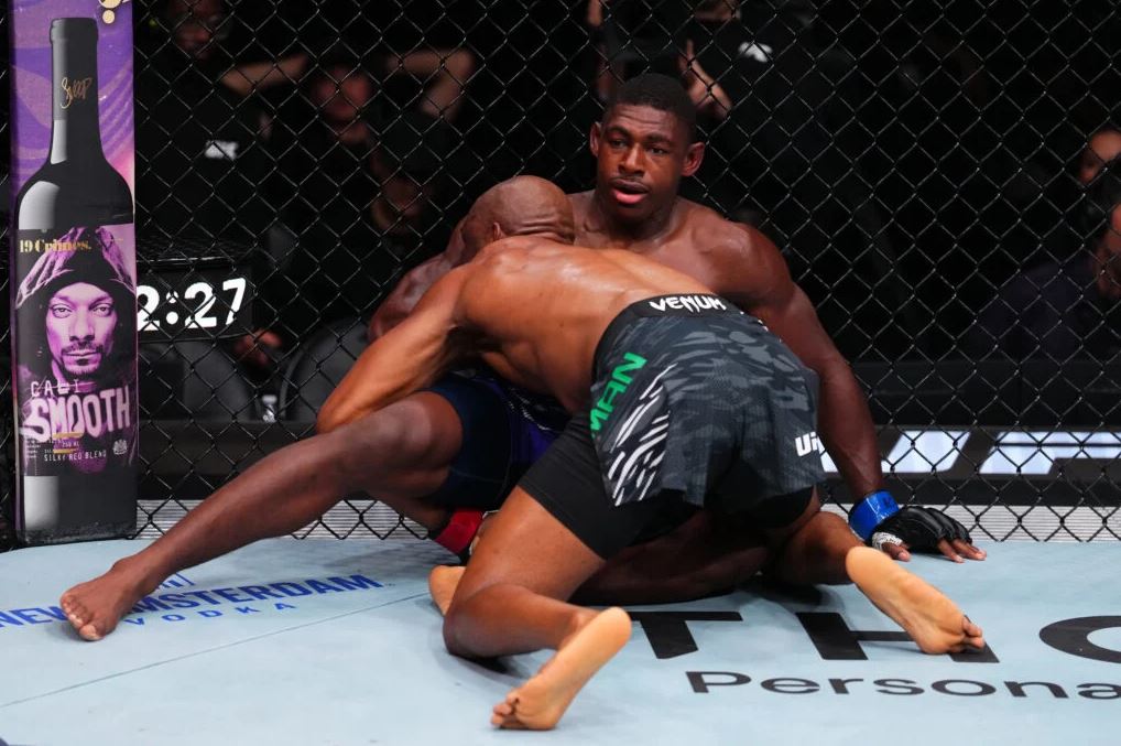 Kamaru Usman obezbeđuje dominantnu jednoglasnom odlukom pobedu nad Joakuinom Buckleijem