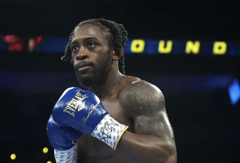 Keishawn Davis gleda prošlost de los Santosa