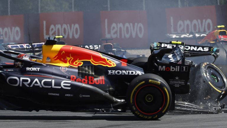 Red Bulov holandski vozač Maks Verstapen (L), Mercedesov italijanski vozač Kimi Antoneli (C) i novozelandski vozač Racing Bullsa Liam Lawson takmiče se na trkačkoj stazi Red Bull Ring u Spielbergu, Austrija, 29. juna 2025. godine, tokom Velike nagrade Formule 1. (Foto: ERVIN SCHERIAU / APA / AFP) / Austrija OUT