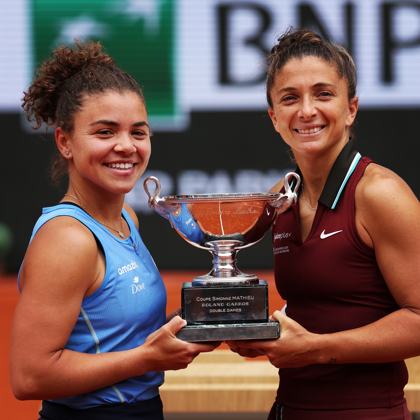 Sara Errani slavi titulu Rolan Garosa sa Jasmine Paolini.