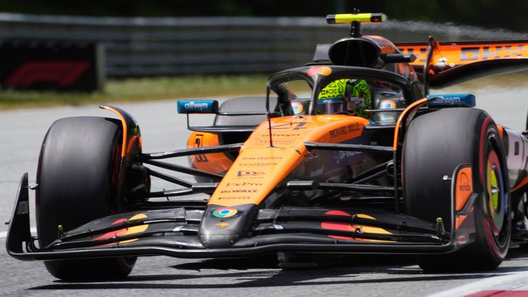 Vozač McLarena Lando Norris iz Velike Britanije u akciji tokom trećeg slobodnog treninga na trkačkoj stazi Red Bull Ring, uoči Velike nagrade Formule 1 Austrije u Spilbergu, Austrija, subota, 28. jun 2025. godine. (AP Photo/Darko Bandić)