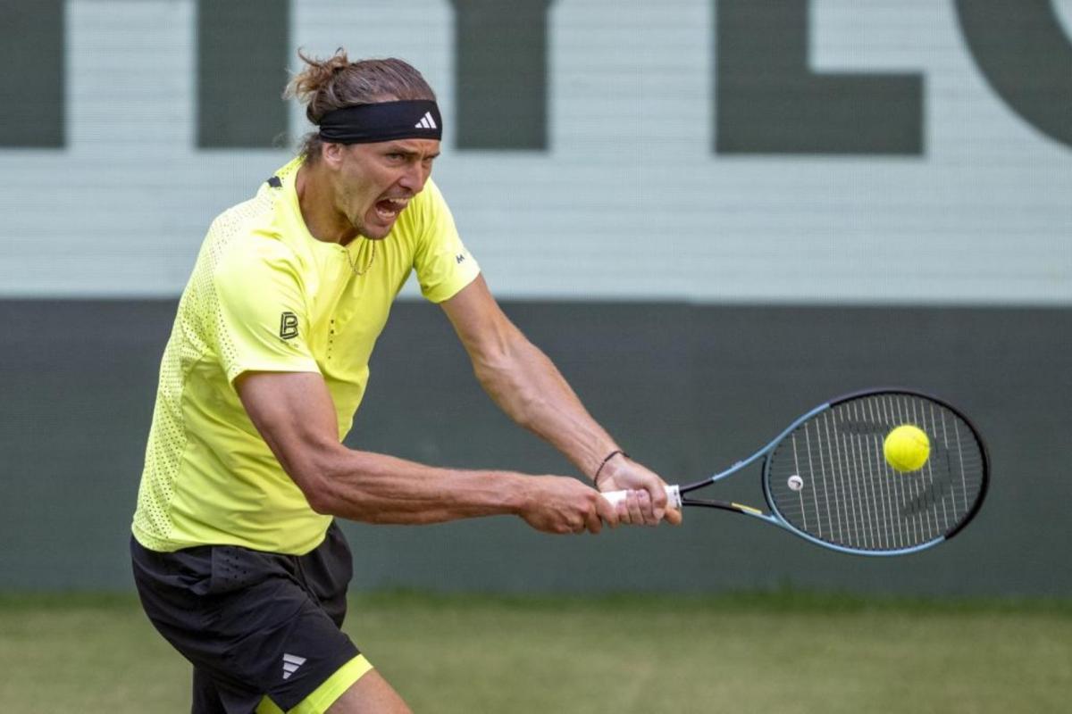 Zverev stigao do polufinala u Haleu... iako je morao da prestane zbog mučnine