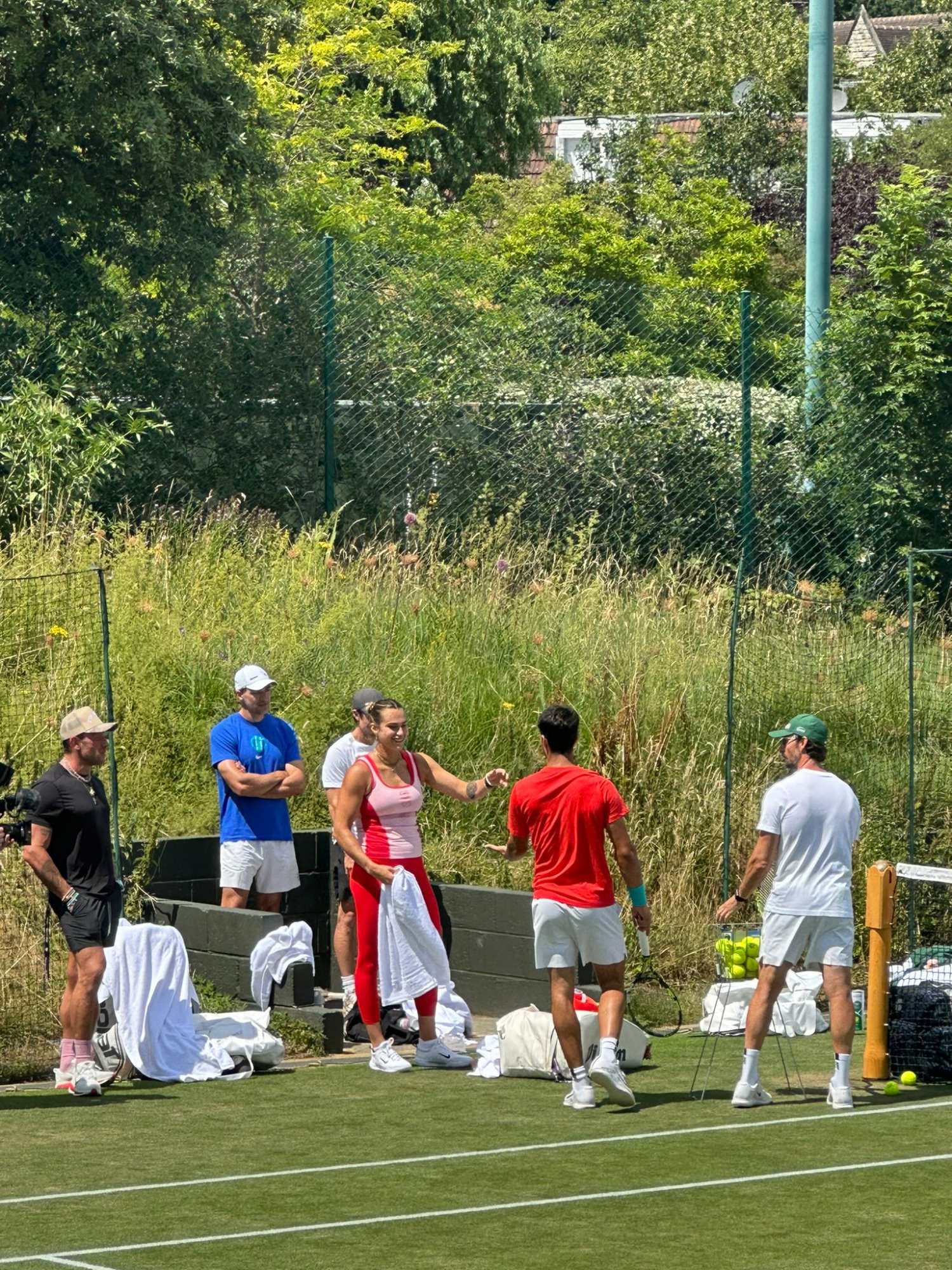 Sabalenka i Alkaraz se pozdravljaju.