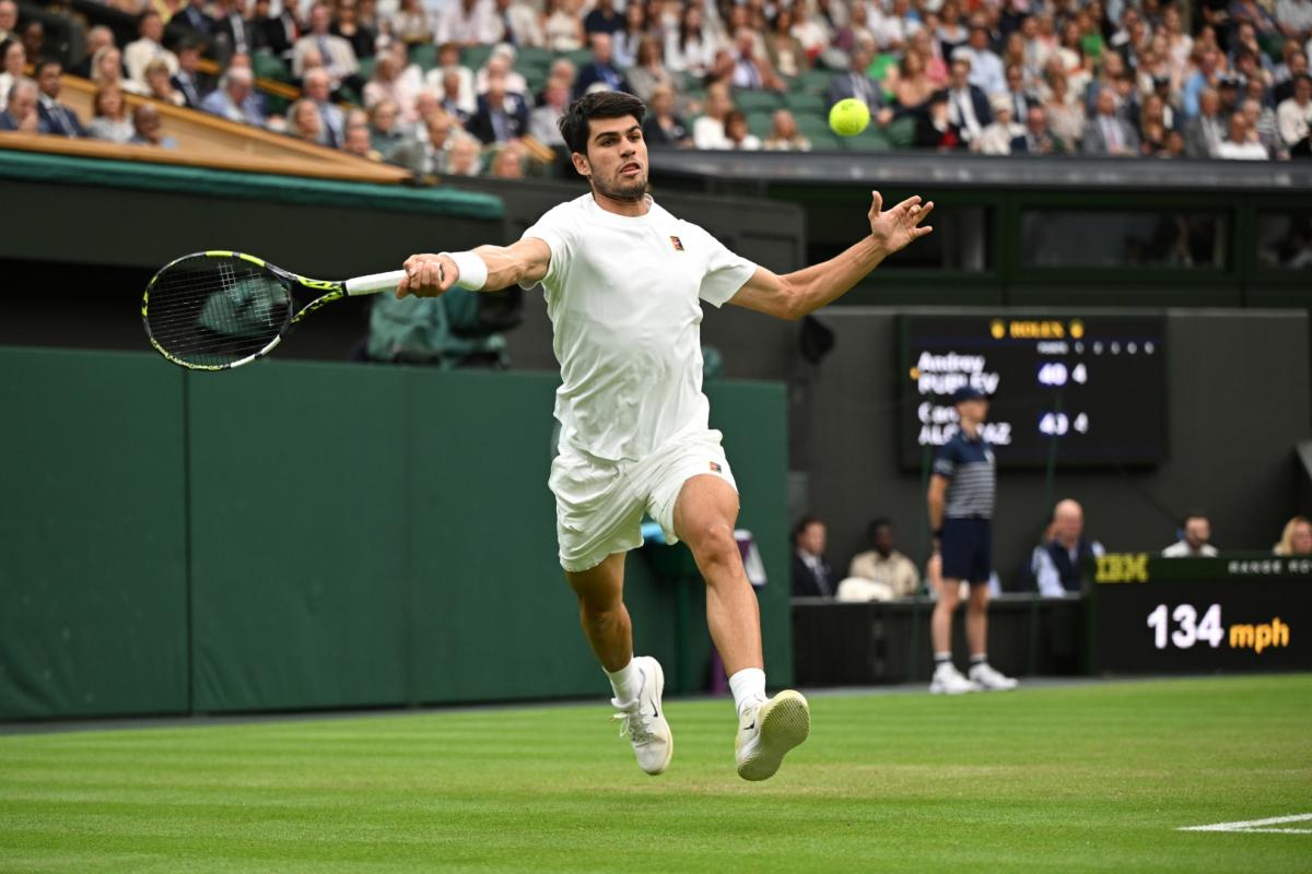 Alkaraz "lebdi" na travi: ni Đoković ni Federer ne poboljšavaju svoje brojke
