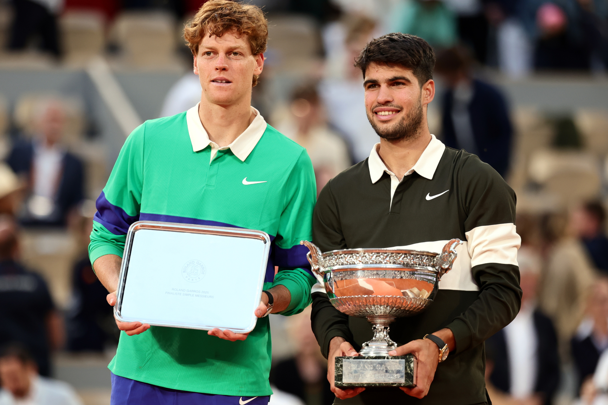 Carlos Alcaraz i Jannik Sinner tokom ceremonije dodele nagrada Rolan Garos.