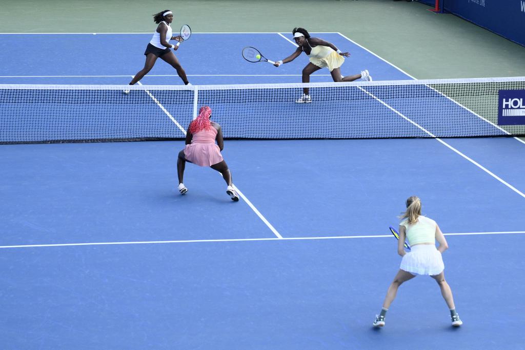 Hailey Baptiste, gore levo, i Venus Vilijams gore desno, takmiče se tokom meča dublova protiv Eugenie Bouchard, dole desno, i Clervie Ngounoue, dole levo, na teniskom turniru Citi Open u ponedeljak, 21. jula 2025. godine, u Vašingtonu. (AP Photo/Nick Vass)