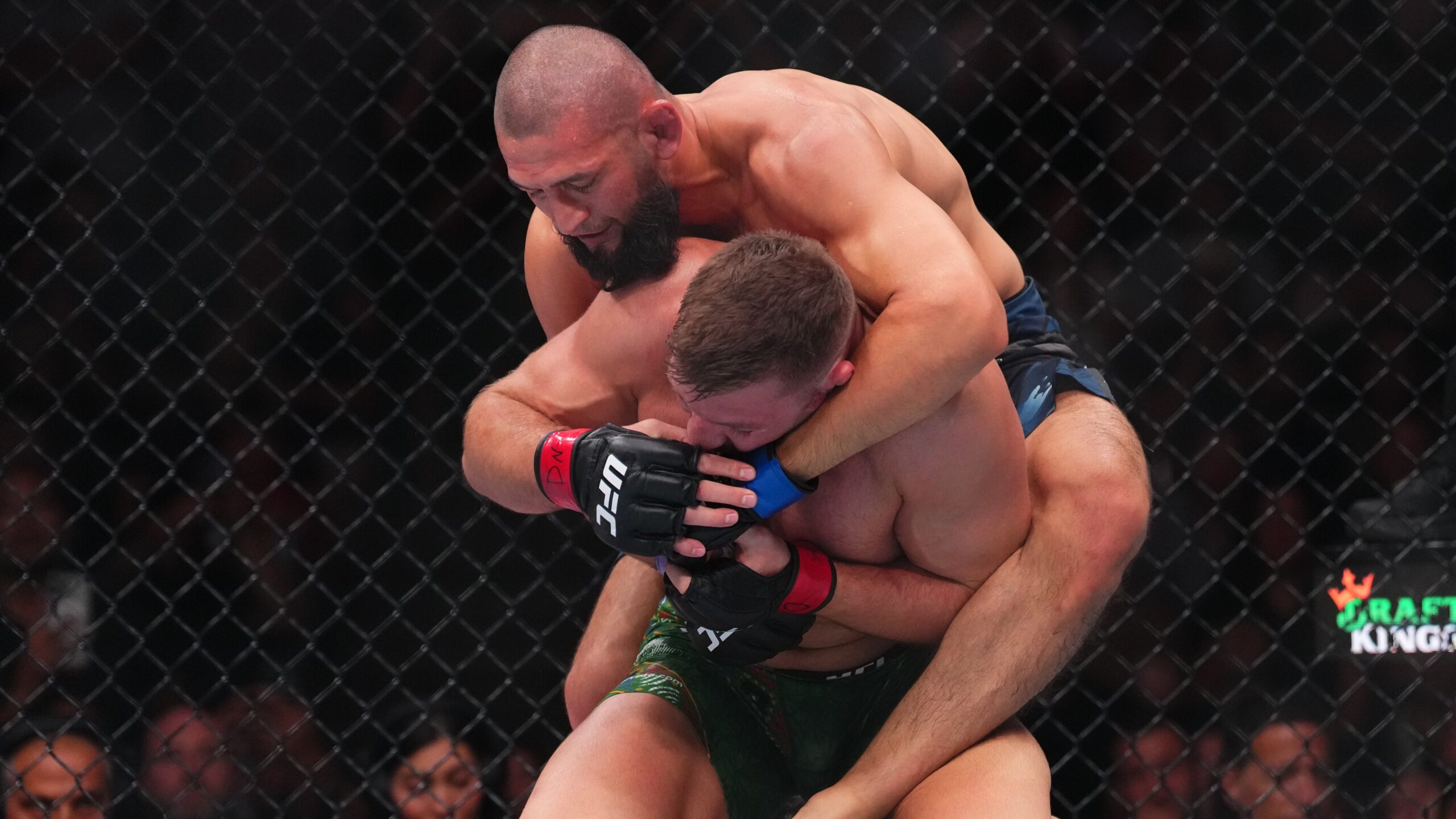 Khamzat Chimaev obezbeđuje UFC titulu u srednjoj kategoriji pobedom nad Dricus du Plessis
