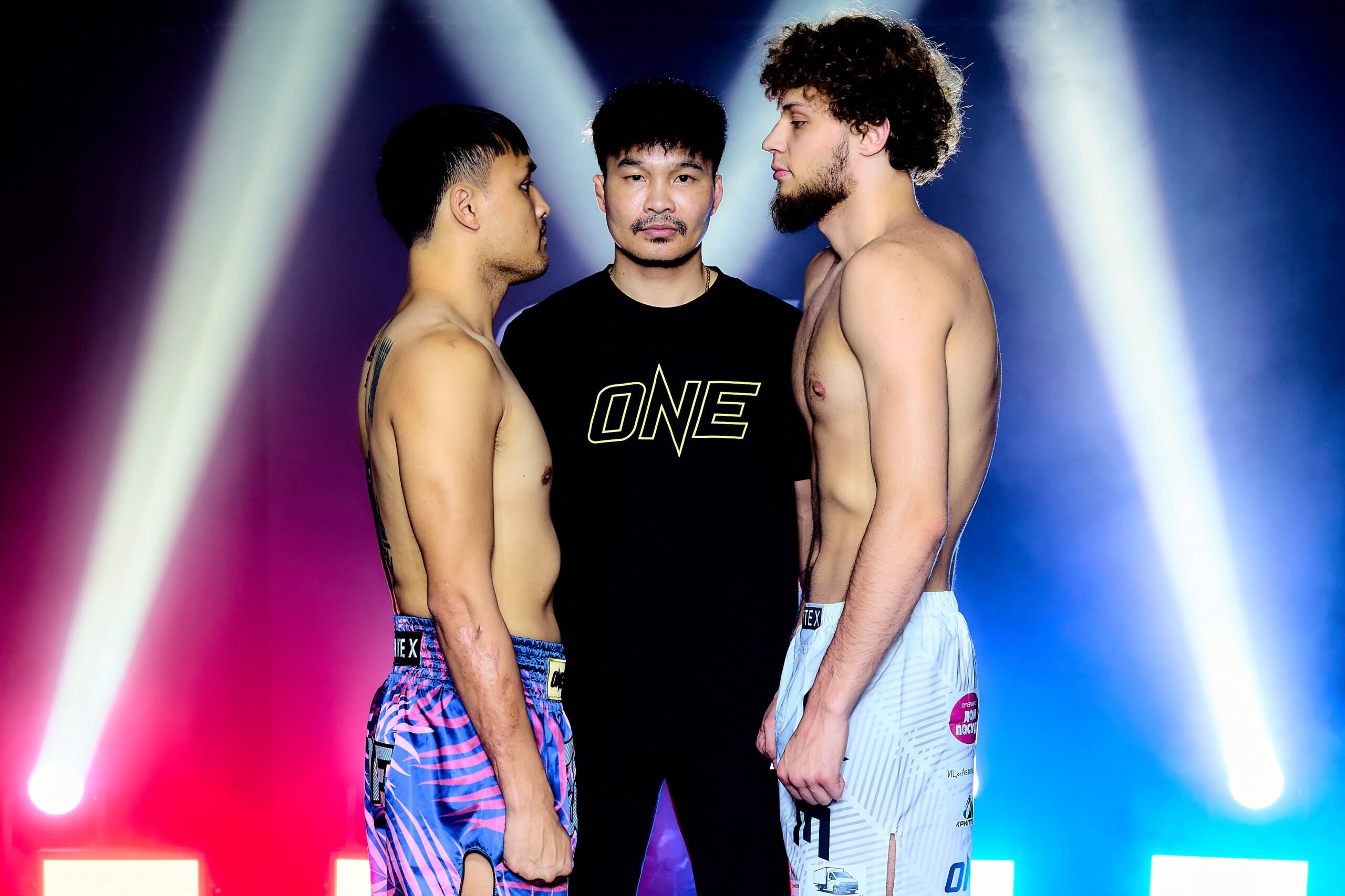 Tengneung Fairtex and Maksim Bakhtin face off