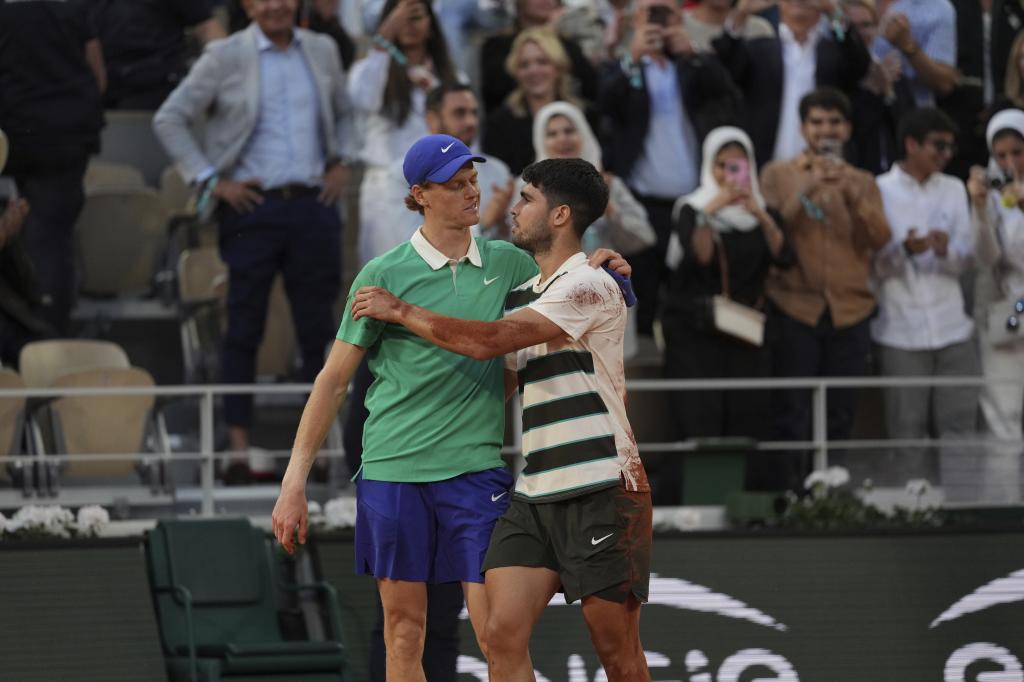 Karlos Alkaraz daje Janniku Sinneru zagrljaj na kraju meča za titulu Rolan Garosa. (AP Photo/Thibault Camus)