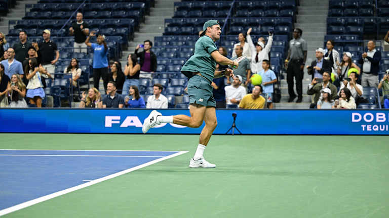 Konačno, Borhes nije imao odgovor. Njegov volej je iskočio i sleteo na njegovu stranu mreže.