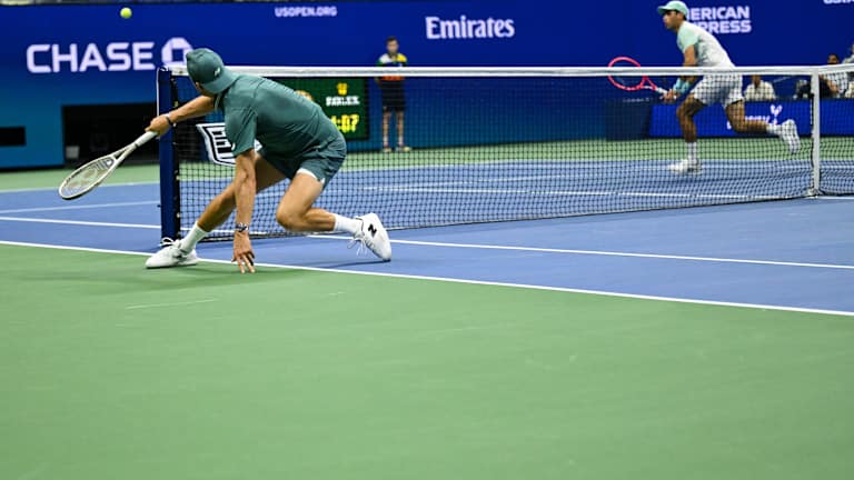 ... sve dok Pol nije došao niotkuda da sastruže loptu sa terena i osvoji poen.