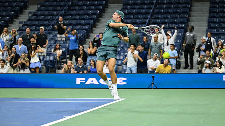 Borhes ga je gurnuo niz liniju, a Pol trkaD do osnovne linije, gde je pustio sa forhend pasom.