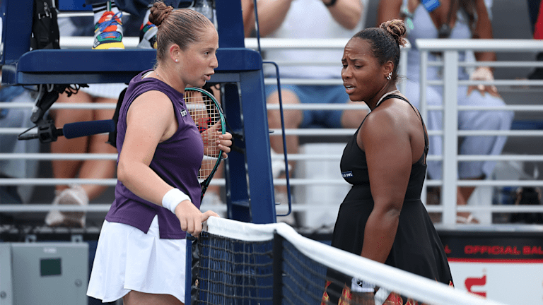 Ostapenko je privukla Taunsend u dugu raspravu nakon poraza od 7-5, 6-1.