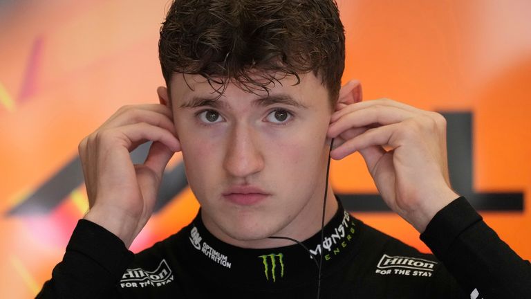 Vozač Mklarena Aleks Dunne iz Irske priprema se za prvi slobodni trening na trkalištu Red Bull Ring, uoči Velike nagrade Formule 1 Austrije u Spilbergu, Austrija, petak, 27. jun 2025. godine. (AP Photo/Darko Bandić)