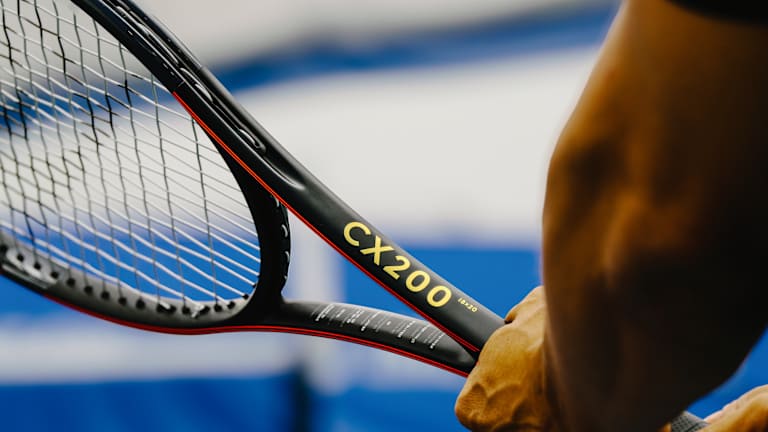 Kombinacija 18k20 string pattern u 98 kvadratnih inča glave popunjava prazninu u Dunlop liniji