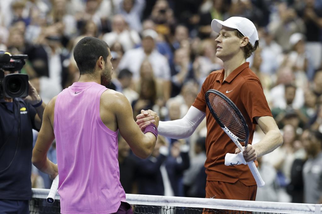 Carlos Alcaraz (22) i Jannik Sinner (24) pozdravljaju se na mreži