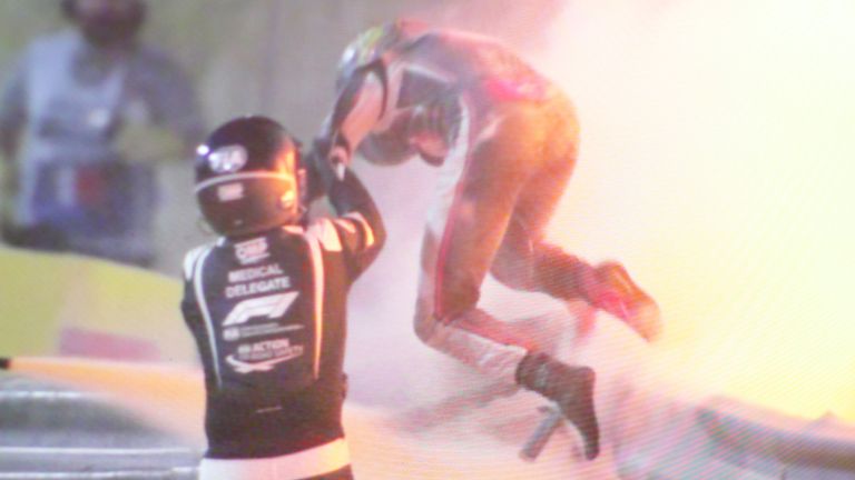 Romain Grosjean pobegao iz olupine nakon što se njegov automobil Haas zapalio nakon sudara u prvom krugu na Velikoj nagradi Bahreina 2020. godine