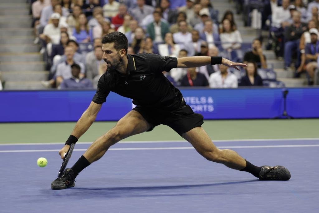 Novak Đoković vraća udarac protiv Amerikanca Tejlora Frica tokom četvrtfinala teniskog prvenstva U.S. Open. (AP Photo/Adam Hunger)