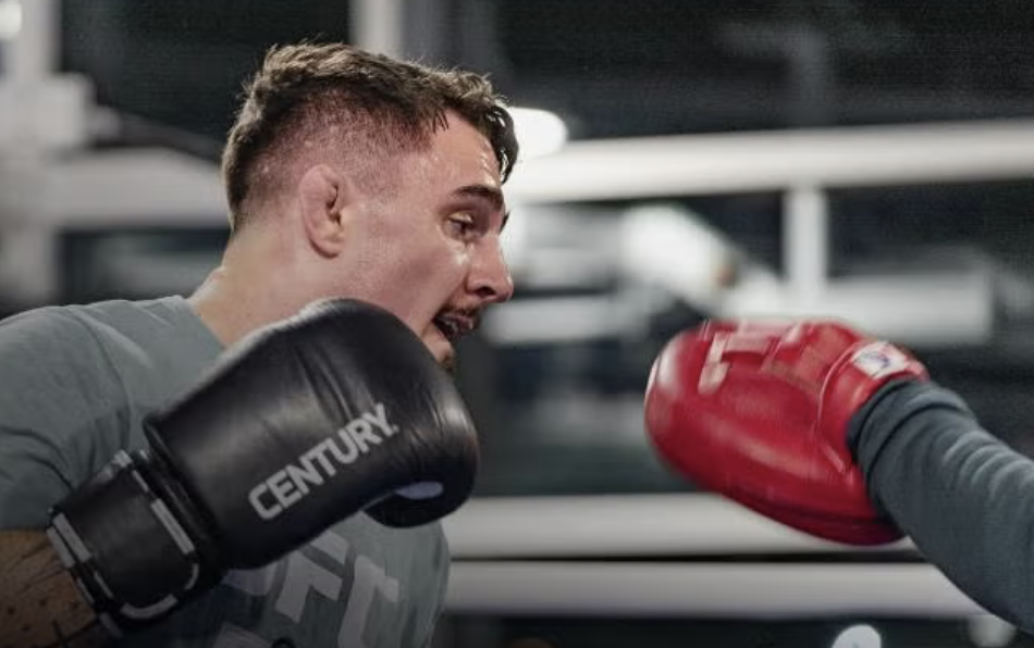 Da li će Aspinall nastaviti boks?