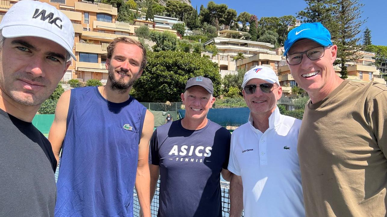 FOTO: Danil Medvedev udara na teren sa Tomasom Johansonom u Monte Karlu