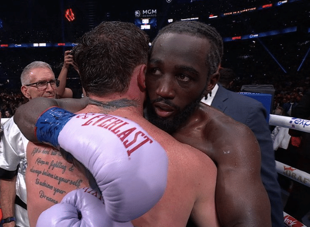 Kraford pobeđuje Canela da postane neprikosnoveni šampion u tri težine