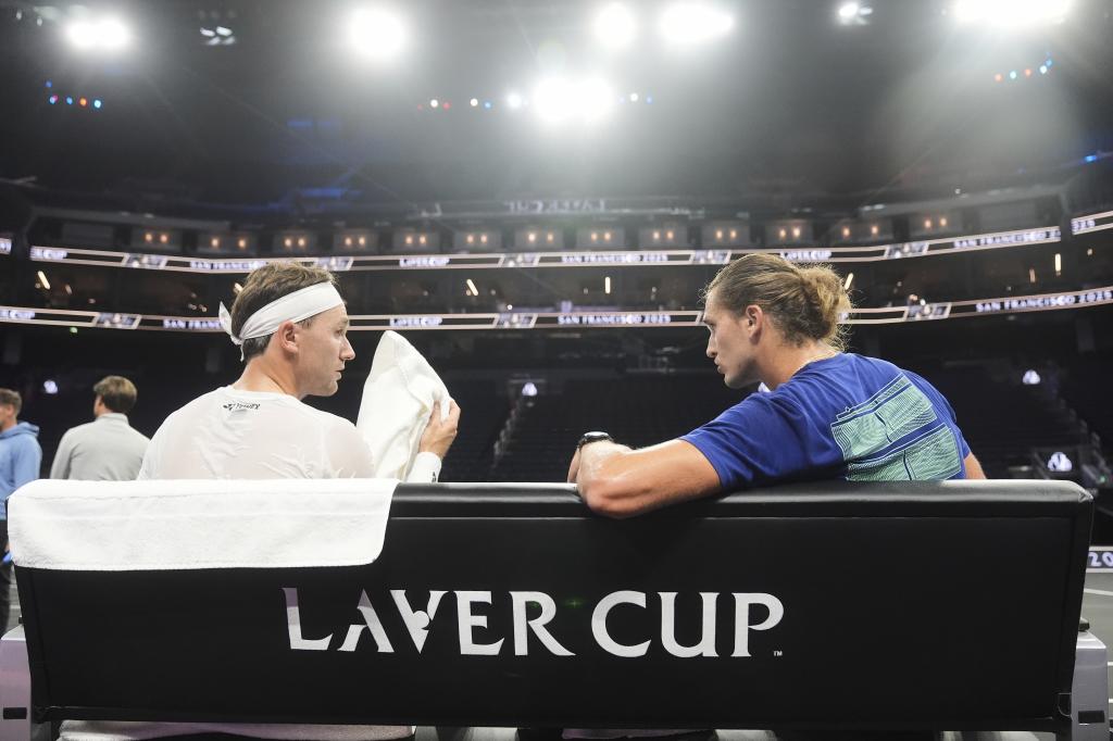 Kasper Ruud i Aleksandar Zverev tokom treninga na Lejver kupu. (AP Photo/Jeff Chiu)