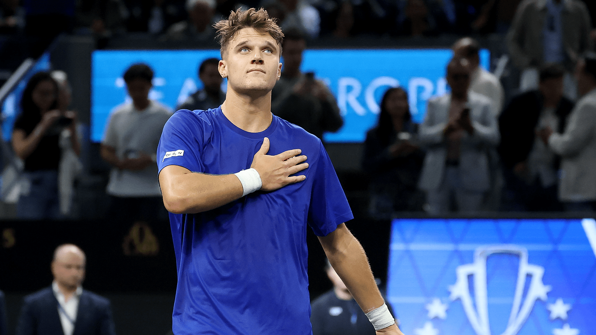 Od pohađanja prvog Lejver kupa u 12, Jakub Mensik osvaja debi sa Rodžerom Federerom gleda
