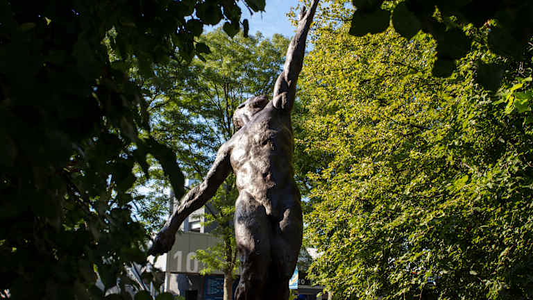 Statua se savršeno uklapa u Unisferu, Arthur Ashe siluetu reprezentacije samog sveta.