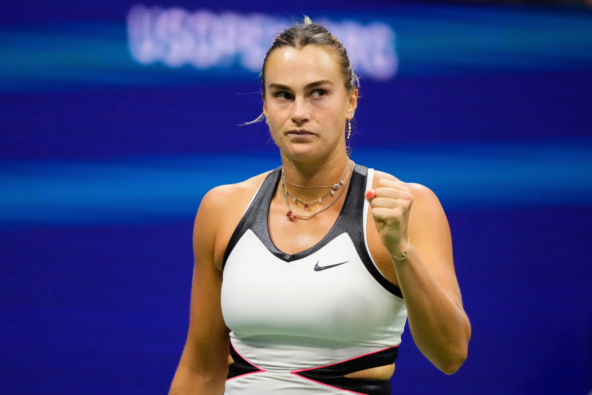 Sabalenka slavi poen.