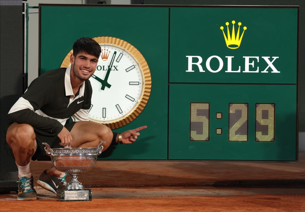 Karlos Alkaraz pozira sa trofejom šampiona Rolan Garosa nakon što je pobedio Sinnera
