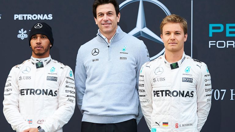 Toto Volf, Luis Hamilton i Niko Rozberg na slici uoči 2016 F1 sezone