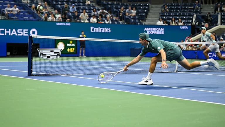 Borhes je sprintao za kratku loptu i vratio je nazad, samo nekoliko centimetara od mreže. Izgledalo je kao da je osvojio poen...