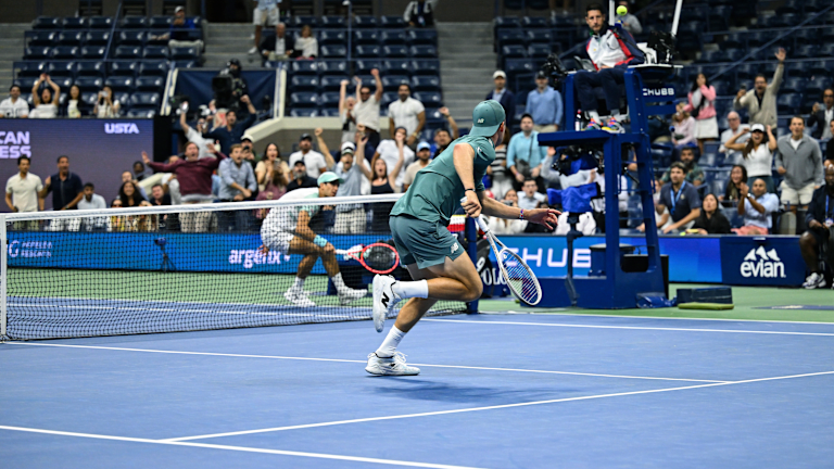 Pol je dao sve od sebe da ostane živ, a Borhesov drugi volej je presekao traku i sleteo blizu mreže. Opet, Pavle bačva napred i pod uglom loptu nazad.