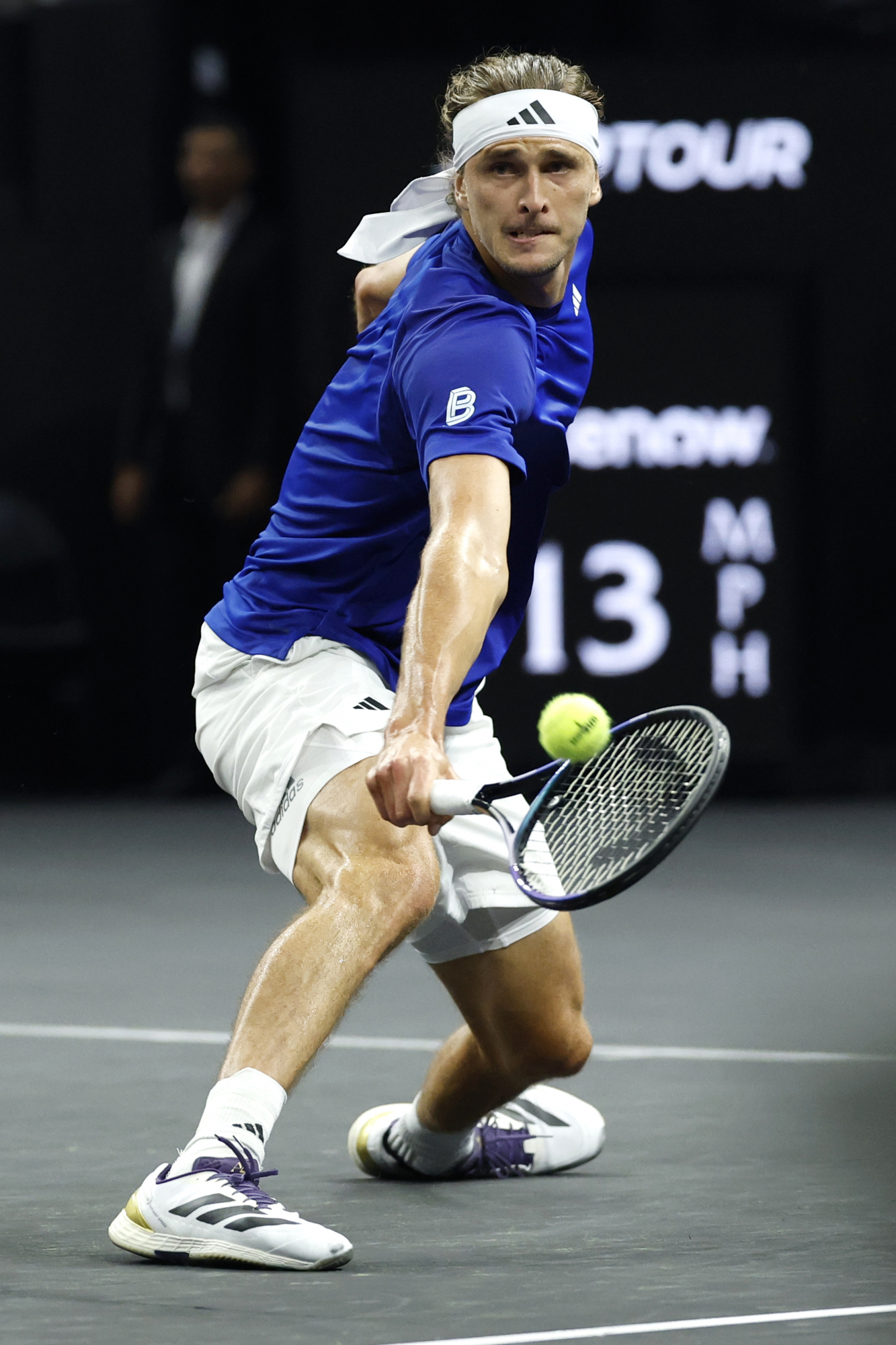 Zverev pokušava da dođe do lopte.