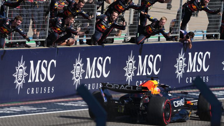 Vozač Red Bula Maks Verstapen iz Holandije prelazi ciljnu liniju za pobedu u trci Formule 1 za Veliku nagradu SAD u Ostinu, u Teksasu, u nedelju, 19. oktobra 2025. godine. (AP Photo/Nick Didlick)