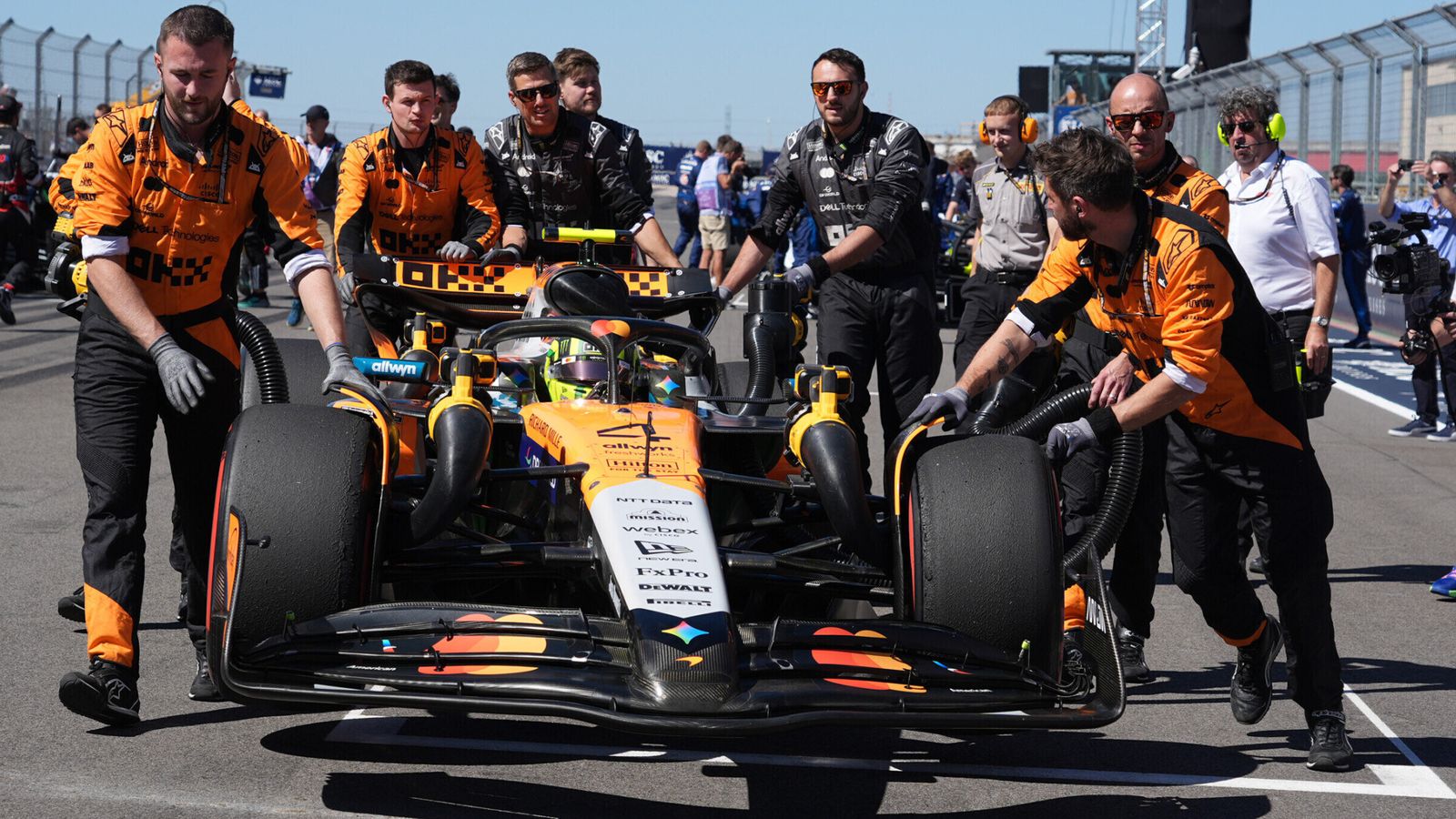 October 19, 2025, Circuit of The Americas, Austin, FORMULA 1 MSC CRUISES UNITED STATES GRAND PRIX 2025, in the picture Lando Norris (GBR), McLaren F1 Team Photo by: Hasan Bratic/picture-alliance/dpa/AP Images