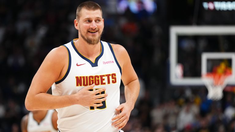 Centar Denver Nagetsa Nikola Jokić tokom predsezonske NBA košarkaške utakmice u utorak, 14. oktobra 2025. godine, u Denveru. (AP Photo/Jack Dempsei)