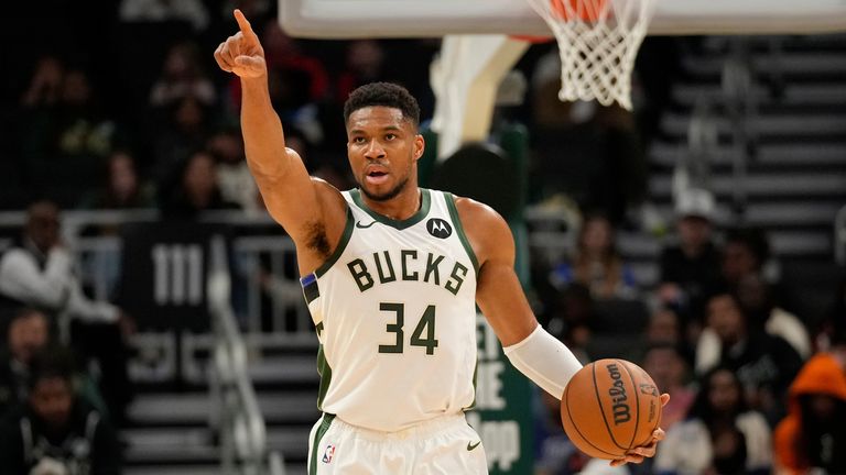 Napadač Milvoki Baksa Janis Adetokumbo poziva predstavu u utorak, 14. oktobra 2025. godine, u Milvokiju. (AP Photo/Kaila Volf)