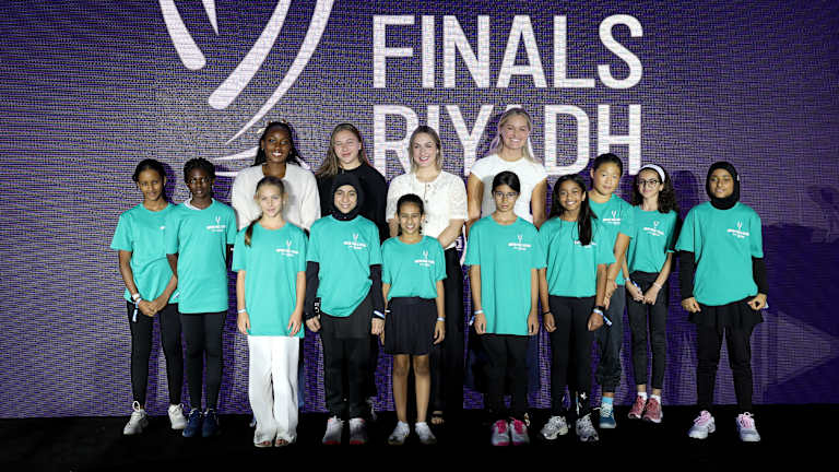 Igrači upoznaju učesnike Champions of Tomorrow predstavljen od strane PIF-a, teniske inicijative za saudijske devojke uzrasta od 9 do 12 godina.