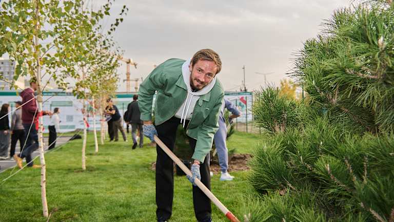 Medvedev je u ponedeljak bio na raspolaganju kako bi pomogao u otvaranju novog međunarodnog teniskog kompleksa Kazahstanskog teniskog saveza u okrugu Alatau u Almatiju.