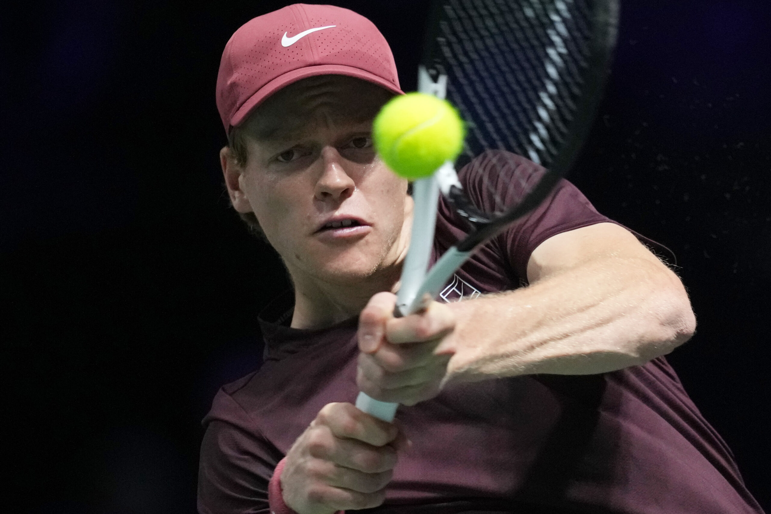 Jannik Sinner je No. 1 ponuda počinje sa pobedom u drugom kolu nad Zizou Bergs na Rolek Paris Masters
