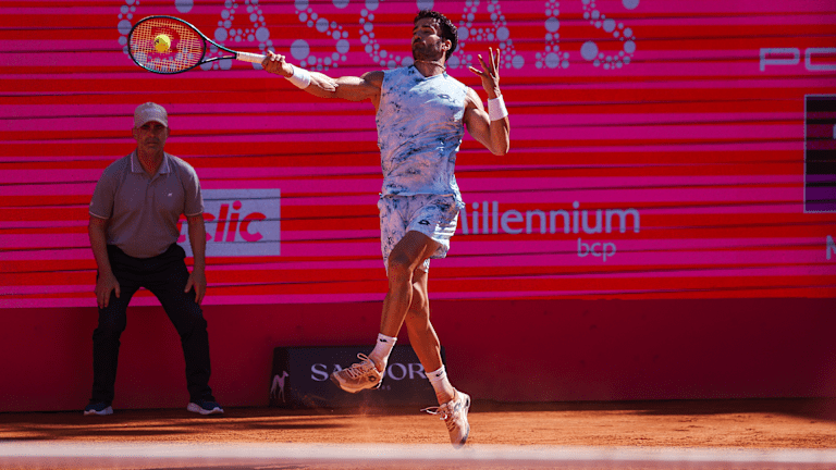 Linijski sudija drži osnovnu liniju iza Andrea Pellegrino na Estoril Challenger.
