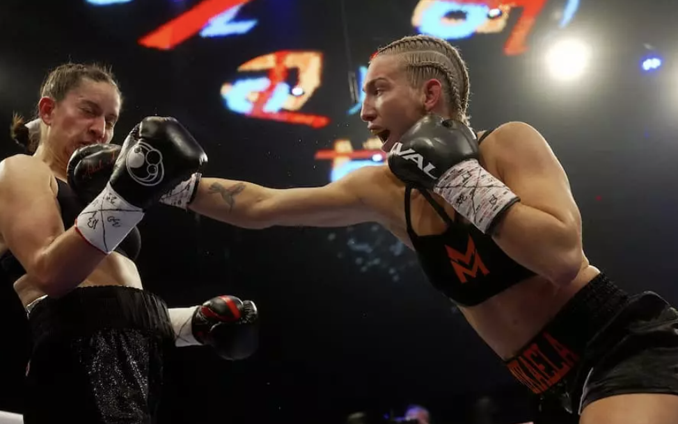Mikaela Majer ujedinjuje pobedivši Mari Spencer da postane šampion u tri težine